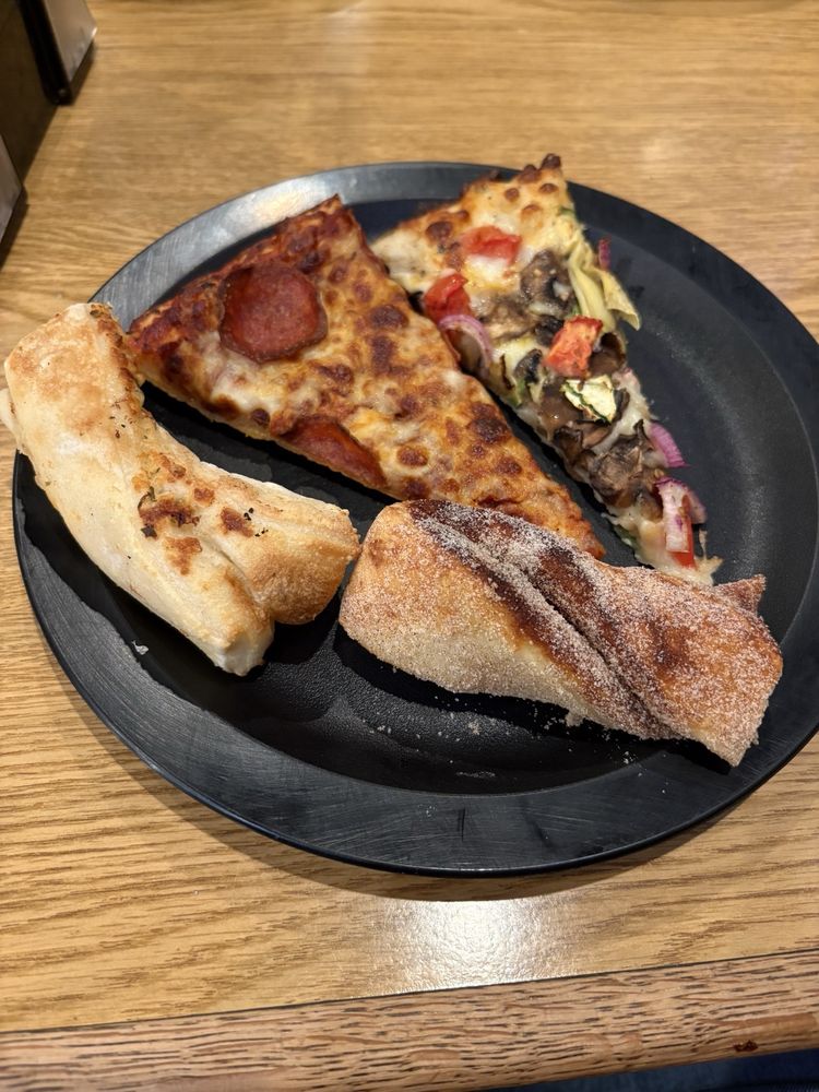 Round Table Pizza Logo