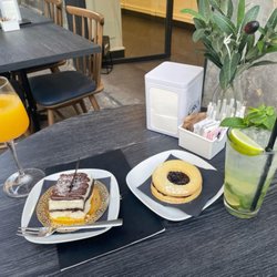 Caffe Bistrot - Mojito, blackberry cookie, chocolate coconut goodness & bellini. Great afternoon snack