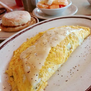 State Street Diner - Veggie omelet with the whole egg and fruit. ©hungryhaus - Breakfast & Brunch Near Me - Geneva, Illinois