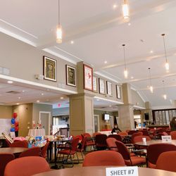 Oakville Curling Club - 綺麗で広いホール