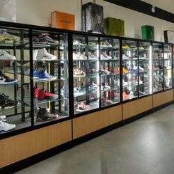 Max Pawn Luxury