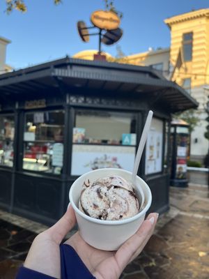 Häagen-Dazs Ice Cream Shops by null