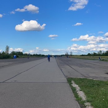 Unterhaching Alter Flugplatz - Dog Parks Near Me - Unterhaching, BY