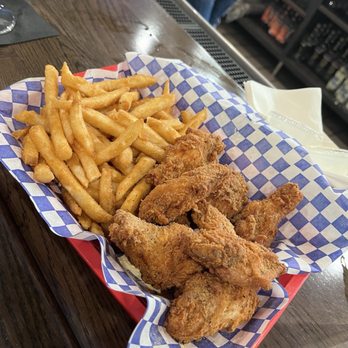 Cedars corner bar and kitchen - Wing n fries, excellent - Burgers Near Me - Fairfield, California