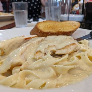 Benny's Café - Chicken Alfreado - New American Near Me - Milwaukee, Wisconsin