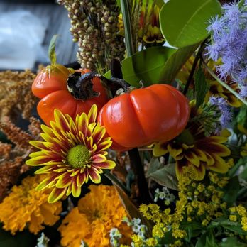 Nina's Botanicals - Fall splash of colors - Floral Designers Near Me Nina's Botanicals - Fall splash of colors - Floral Designers Near Me