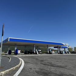 Sarni Grill - Q8 gas station adjacent to Sarni at the rest stop, plenty of parking available too