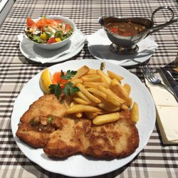 Herman Post - Mittagstisch, Schnitzel mit Pommes für € 10,90