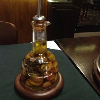 Pizzaria Nacional - Olive oil infused with garlic. - Pizza Near Me - São Paulo, SP