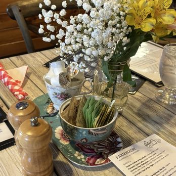 Farmhouse Blakeslee - Table decor - New American Near Me - Blakeslee, Pennsylvania