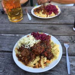 Benno's Truck Stop - Ein kleines Bier und ein Winzerteller mit Nudeln und Krautsalat - für zusammen 14€. Zum Vergleich: Oktoberfest Maß 2017 11,- €.