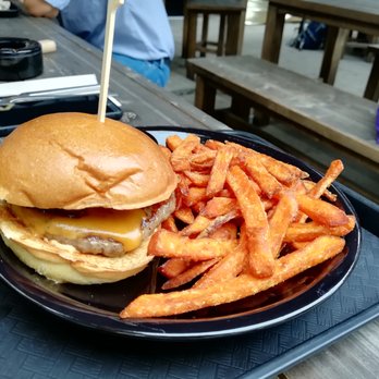 Hackbaron BeefBar - Cheeseburger mit Süßkartoffel-Fritten - Burgers Near Me - Hamburg, HH Hackbaron BeefBar - Cheeseburger mit Süßkartoffel-Fritten - Burgers Near Me - Hamburg, HH
