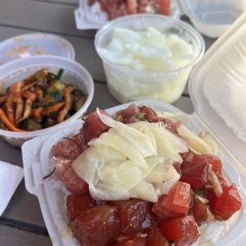 Ono Seafood - In front, Combo: Hawaiian style ahi & wasabi ahi Sides (left to right) cucumber Kim chi & pickled onions  Back: Hawaiian style ahi - Seafood Near Me - Honolulu, Hawaii