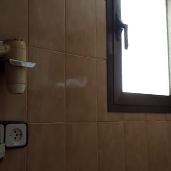 Hotel Zaragoza Royal - Not considering age of hotel haven't been in too many hotels with a bathroom window of ANY size - Hotels Near Me - Zaragoza, Z