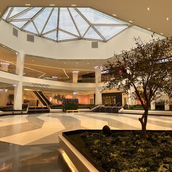 Tangram - Empty coz nothing is open - Shopping Centers Near Me - Flushing, New York