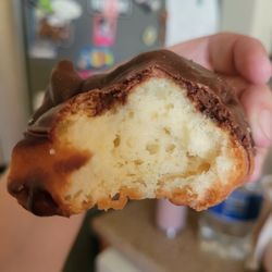Dee's Donuts