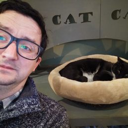 Sleepy cat vibes. Sleepy cat vibes.