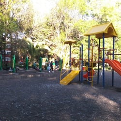 Área de juegos y aparatos de ejercicio