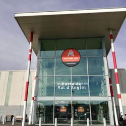 Aushopping Poitiers Sud - Une des entrées du centre commercial Auchan autoshopping
