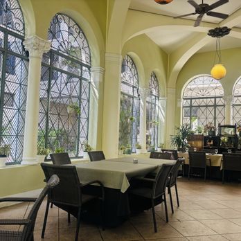 Cafe Julia - Beautiful interior - Cafes Near Me - Honolulu, Hawaii