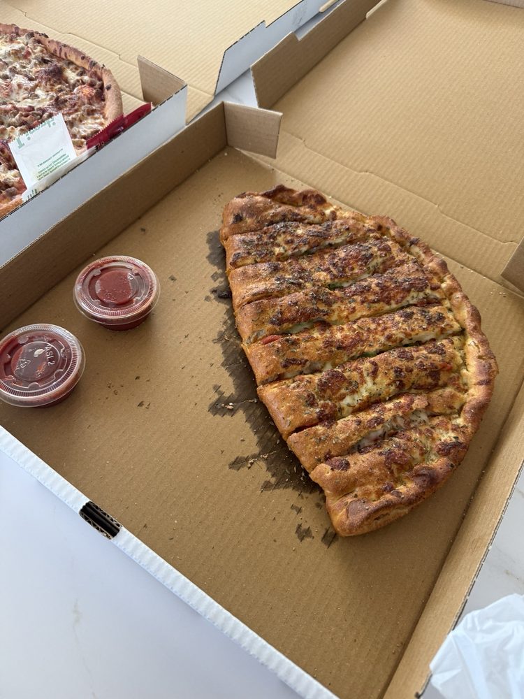 milanos pizza Logo