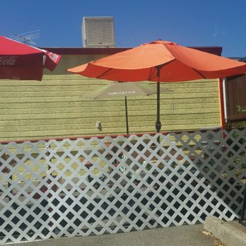 Shoestring - The back patio (listen for them to yell your name, and if ir feels like you should've gotten your order go & check. - American Near Me - Placerville, California