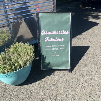 Strawberries Fabulous - Food Trucks Near Me - Sacramento, California Strawberries Fabulous - Food Trucks Near Me - Sacramento, California