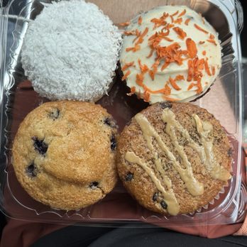 Harriette's Restaurant - Key lime coconut (top left) Carrot Cake (top right) Blueberry (bottom left) Cappuccino mocha (bottom right) - Breakfast & Brunch Near Me - Key Largo, Florida