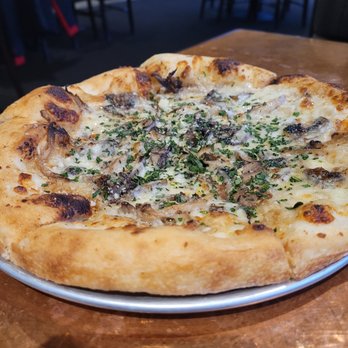 Von Ebert Brewing - Glendoveer - 11/27/2022 - Their vegan shroom pizza is amazing! - Brewpubs Near Me - Portland, Oregon Von Ebert Brewing - Glendoveer - 11/27/2022 - Their vegan shroom pizza is amazing! - Brewpubs Near Me - Portland, Oregon