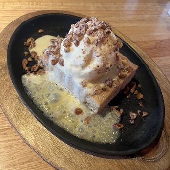 Applebee's Grill + Bar - Sizzlin' Butter Pecan Blondie! Looked amazing presented and came out still sizzling! Very impressed! - Sports Bars Near Me - Glen Carbon, Illinois