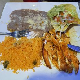 El Tequila Especial (Lunch), thin chicken w/ rice, refried beans and salad. El Tequila Especial (Lunch), thin chicken w/ rice, refried beans and salad.