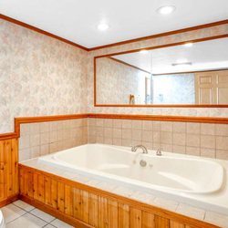 Starved Rock Motor Inn Travelodge by Wyndham - Guest room bath
