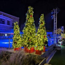 Hill Country Galleria - Holiday decor