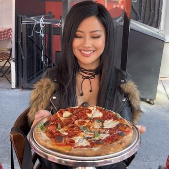 Lombardi's Pizza - The size of the pizza - Pizza Near Me - New York, New York Lombardi's Pizza - The size of the pizza - Pizza Near Me - New York, New York