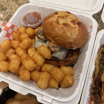 Mio Streetfood - Burger and tots - Food Trucks Near Me - Bothell, Washington Mio Streetfood - Burger and tots - Food Trucks Near Me - Bothell, Washington