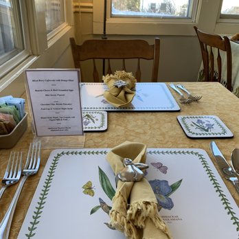 Lang House on Main Street - Seating for breakfast - Hotels Near Me - Burlington, Vermont
