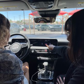 Towbin Kia - Going over the cool tech stuff in the new 2024 Kia Seltos - Car Dealers Near Me - Henderson, Nevada