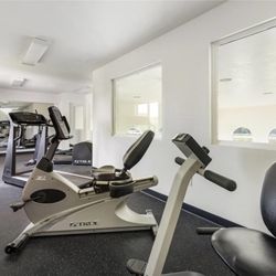 Howard Johnson Hotel & Suites by Wyndham Oacoma - Health club  fitness center  gym