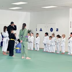 Virtus Brazilian Jiu Jitsu - Big kids helping the littles