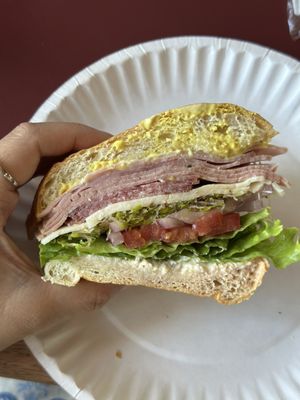 Giugnis Deli by null