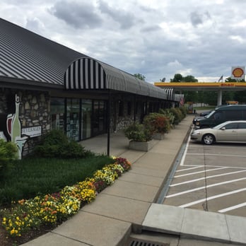 Bluegrass Beverages - a view of the outside of a restaurant - Beer, Wine & Spirits Near Me - Hendersonville, Tennessee Bluegrass Beverages - a view of the outside of a restaurant - Beer, Wine & Spirits Near Me - Hendersonville, Tennessee
