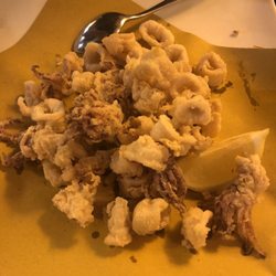 Sburoun - Fried calamari (served without tartar, when we asked for some sauce, they gave us mayonnaise) lol