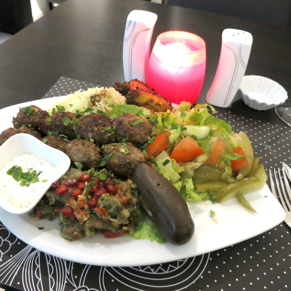 Libanese Snack - kibbeh platter with lots of nice accents 15e - Breakfast & Brunch Near Me - Gent, VOV