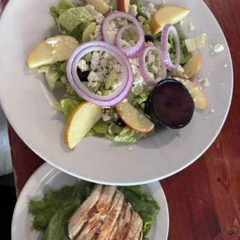 138 Grill - Grilled Chicken, Apple and Cranberry salad. Blueberry Pomegranate vinaigrette 10/10. - American Near Me - Glide, Oregon