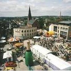 Schlossplatz - Bei festlichen Veranstaltungen durchaus belebt: der Schlossplatz in Altenkirchen