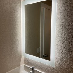 Knights Inn Maingate Kissimmee Orlando - Brand new Mirror, with two settings, this setting at a bright light for putting on make up or cutting hair