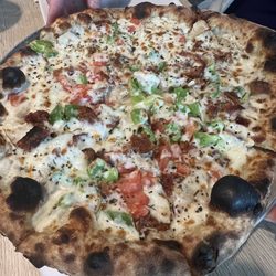 Scapegoat - Garlic Chicken Bacon pizza