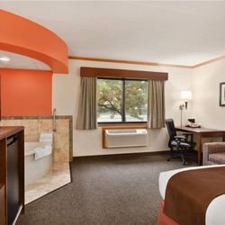 AmericInn by Wyndham Virginia - Guest room