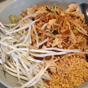 Sisters Thai - Chicken pad Thai - Thai Near Me - Fairfax, Virginia