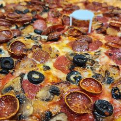 Two Saucy Broads Pizza & Beer Parlor - Pizza was delicious
